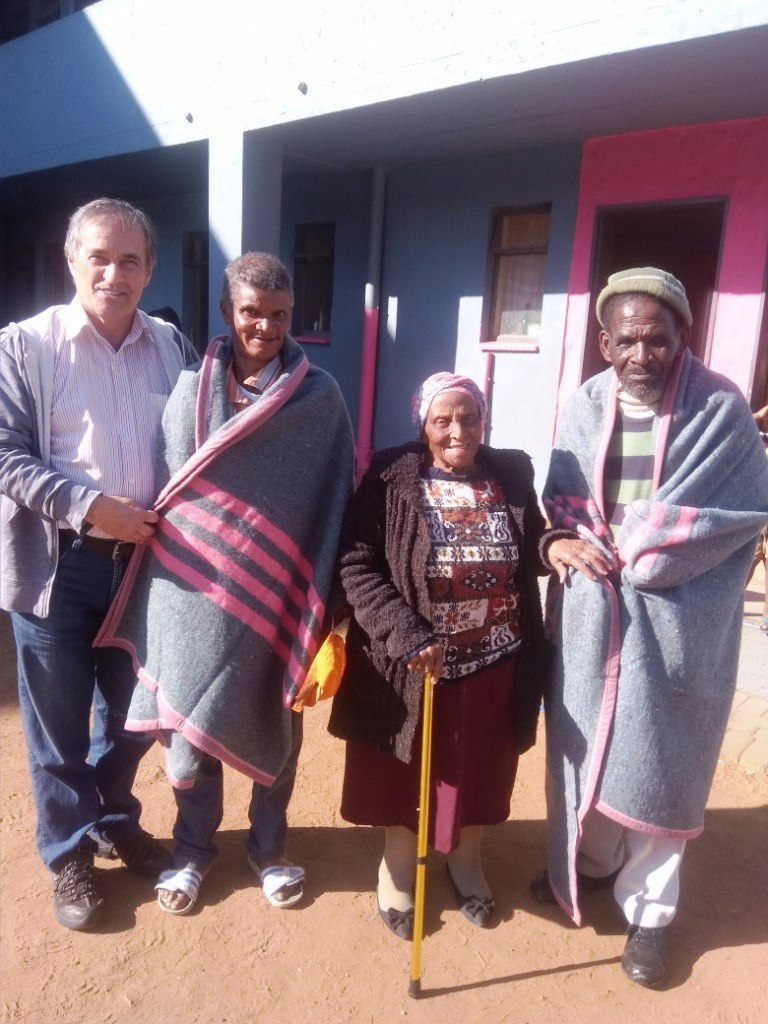 Ouma Helen and Josef are bringing two of the 157 blankets we distributed in 2018 to these elderly gentlemen.